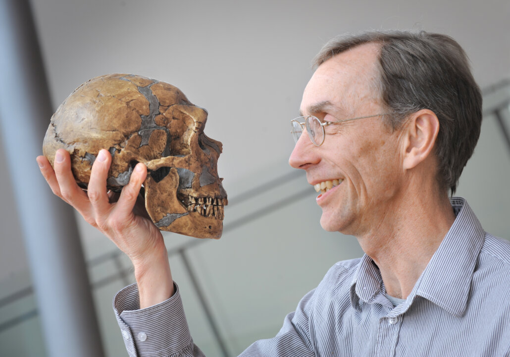 Svante Pääbo with skull