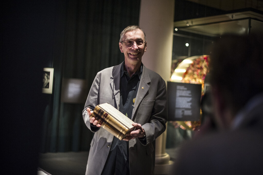 Svante Pääbo donating books to the museum