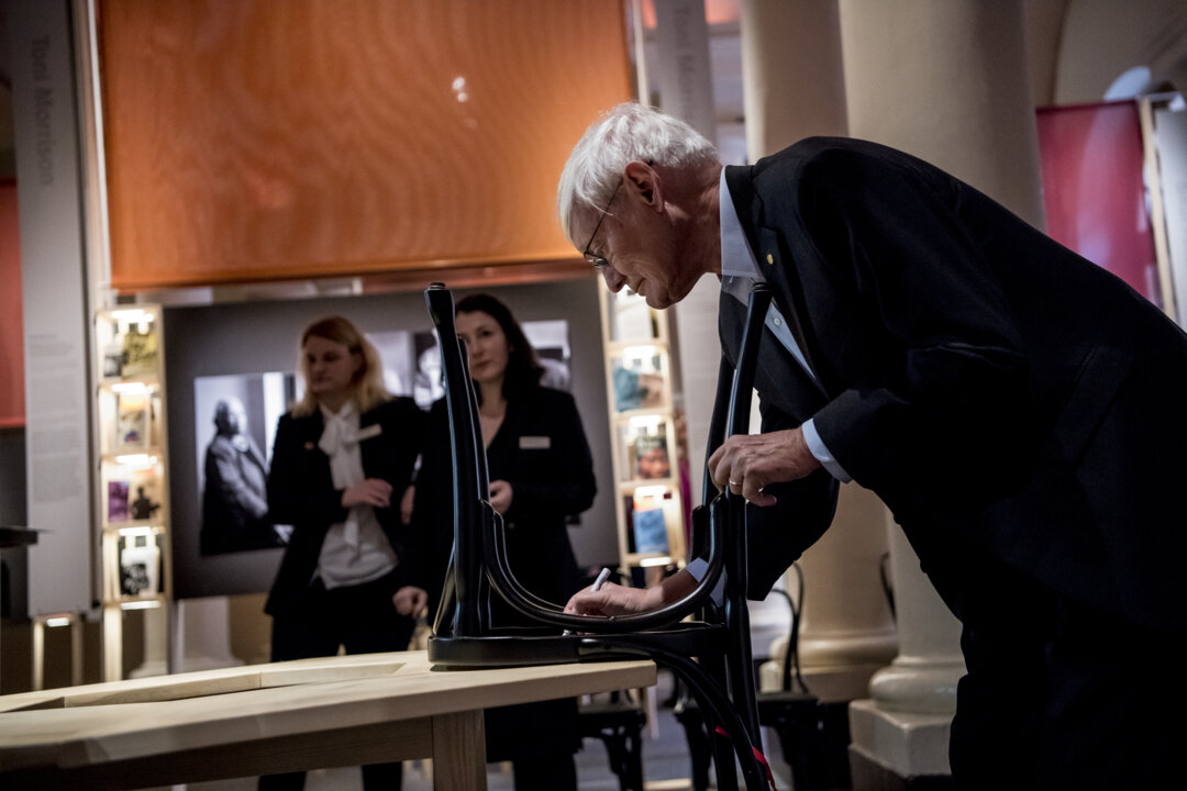 Joachim Frank signs a chair