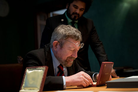 J. Michael Kosterlitz takes a closer look at his Nobel Medal during his visit to the Nobel Foundation on 12 December 2016.